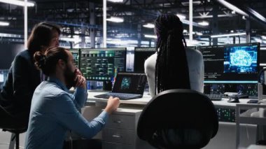 Veri merkezi yazılım geliştiricileri büyük veri tabanlarını analiz etmek için makine öğrenme algoritmaları kullanıyorlar. Sunucu merkezi bilişim uzmanları, AI sinirsel ağları kullanarak veri kalıplarını, kamera A 'yı tanımak için işbirliği yapıyorlar.