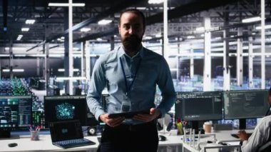 Veri Merkezi baş programcısı yapay zeka teknolojisi ve donanım sergiliyor, sunum turu çekiyor. Sunucu odası IT çalışanı sunar yapay zeka derin öğrenme teknolojisi, kamera A