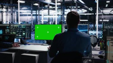 Veri merkezi mühendisi veri tabanlarını analiz etmek için yeşil ekranda makine öğrenme algoritmaları kullanıyor. Veri kalıplarını tanımak için yapay zeka sinirsel ağlarını kullanan sunucu tarım işçisi, kamera A