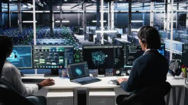 Kullanıcı teknik desteği sağlamak için yapay zeka asistanını kullanan veri merkezi sistem yöneticisi. Sunucu odası bilişim uzmanı yapay zeka LLM ve kamera A 'nın yardımıyla canlı destek çağrılarını yönetiyor.