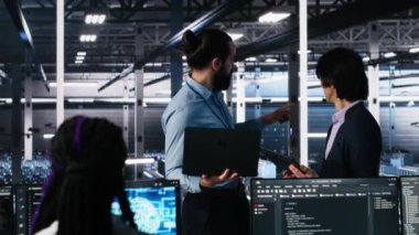 Veri merkezi yöneticisi nöral ağ yazılımı üzerinde çalışan programcılar tarafından yapılan çalışmaları denetliyor. Bilgi işlem personelini denetleyen sunucu merkezi denetleyicisi derin öğrenme teknolojisi uygulayan kamera A