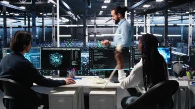 Veri Merkezi Yöneticisi, kullanıcı teknik desteği sağlamak için yapay zeka asistanını kullanarak telefon alıyor. Sunucu merkezi bilişim uzmanının cevapladığı aramalara geniş dilli sohbet robotu ve kamera A da yardım ediyor.