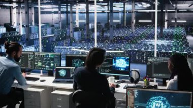 Sunucu odası yöneticileri altyapı teşhislerini gözden geçirmek için yapay zekayı kullanıyor. Bilgi işlem uzmanları yapay zeka teknolojisi ve kamera A kullanarak performans verilerini analiz ediyorlar.