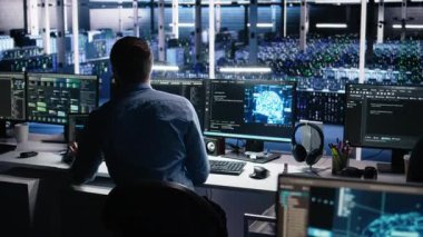 Veri Merkezi bilgisayar bilimcisi AI LLM kullanarak sinirsel ağı izlemek için PC kullanıyor. Sunucuların makine öğrenmesini denetlemek için yapay zeka kullanan bilişim uzmanı, kamera A