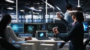 Veri merkezi mühendisi sanal gerçekliği kullanarak, sinirsel ağ yazılım geliştirme üzerinde çalışıyor. VR ekipmanı kullanarak sunucu odasında bilişim uzmanı, makine öğrenme teknolojisi, kamera A