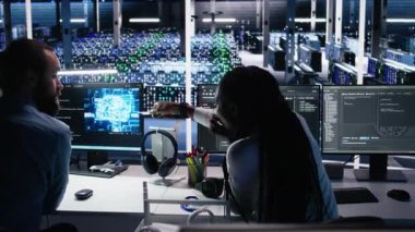 Veri merkezinde beyin fırtınası yapan ekip mühendisleri, bilgisayardaki yapay zeka teşhislerini gözden geçiriyorlar. Sunucu odasında birlikte çalışan bilişim uzmanı ekibi yapay zeka sistemlerini optimize ediyor, kamera A