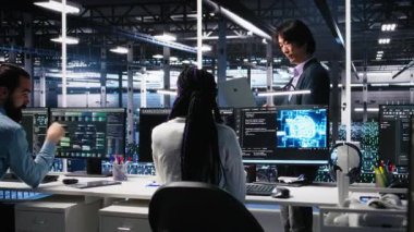 Ekip lideri sunucu odasındaki teknisyenleri altyapı teşhislerini incelemek için yapay zekayı kullanıyor. Veri merkezindeki Asyalı adam yapay zeka ve kamera A kullanarak işçilerin performansını analiz ediyor.