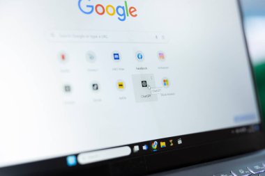 Bükreş, Romanya - 30 Temmuz 2024 - CEO, ChatGPT AI sohbet robotunu gerçek zamanlı metin oluşturmak için yapay zeka sanal asistanı kullanarak iş büyümesi için Google 'dan seçti.