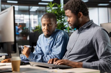 Genel müdür, bir ekip üyesiyle iş planlama, şirket hedefleri belirleme ve sürdürülebilir büyüme için ölçülebilir sonuçlarla örgütsel stratejiler belirleme konularında yakın çalışmaktadır..