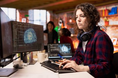 Programcı, AI 'ın hızlı başlangıç ofisinde kodlama yaparak şirketler için ölçeklenebilir çözümler üretiyor. AI endüstri girişimi teknisyeni çalıştırma makinesi çalışma alanında öğrenme teknolojisi