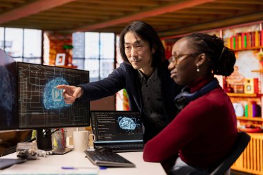 AI Teknoloji Ajansı 'nın yazılım geliştirme hizmetleri sunan yöneticisi tarafından yapılan işleri denetliyor. Çeşitli başlangıçtaki Asyalı yönetici yapay zeka kullanarak bilişim uzmanını kontrol ediyor