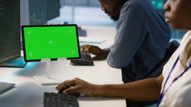 Sistem yöneticisi, veri işleme gereksinimleri için sunucu çiftliğinde çalışarak izole ekran tableti kullanıyor. Veri merkezinde krom anahtar aygıtı üzerinde yazılım geliştirici kodlama, kamera A