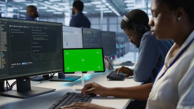 Sistem yöneticisi, veri işleme gereksinimleri için sunucu çiftliğinde çalışarak izole ekran tableti kullanıyor. Veri merkezinde krom anahtar aygıtı üzerinde yazılım geliştirici kodlama, kamera A