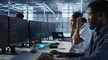 İş arkadaşı, sunucu merkezi mühendisine felaket kurtarma planlarının geliştirilmesi ve en az aranın sağlanması konusunda fikir veriyor. Veri merkezinde çalışan bir işçi performansı izlemede yardımcı oluyor, kamera A