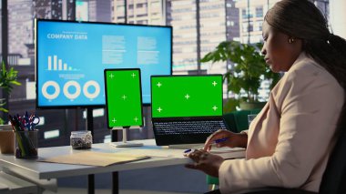 Cihazlardaki kopyalama alanını inceleyen kadın yürütme subayı şirket büyümesi ve hedefler için bir proje geliştiriyor. Kararlı bir kadın yönetmen. Kamera B.