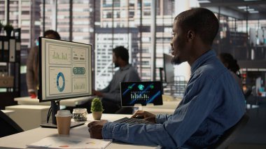 Çalışanlar, iş başarısızlığı, hayal kırıklığı ve zorlukların yarattığı duygusal gerginlik ve hüsranı hissediyorlar. Adam, mücadelelere çözüm bulmak için zihinsel yorgunluk krizine giriyor. Kamera B.