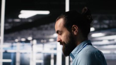 Sunucu merkezi yönetimi AI LLM sohbet robotunu kullanarak donanım teşhislerini gözden geçiriyor. Yapay zeka kullanarak veri merkezinde bilişim uzmanı performans verilerini analiz etmek için büyük dil modeli, el kamerası görüntüsü