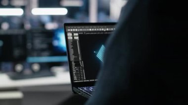 Programcı sunucu odasına giriyor, altyapı teşhislerini gözden geçirmek için yapay zekayı kullanıyor. Bilgi işlem merkezi yüksek teknoloji tesisi yapay zeka teknolojisi ve kamera A kullanarak performans verilerini analiz eder.