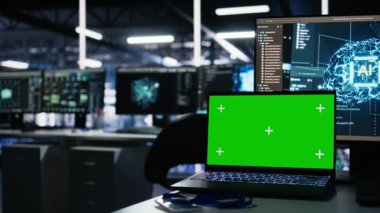 Veri merkezinde kod ayıklama teknolojisi kullanarak sinirsel ağ görselleştirmesi yapan bir dizüstü bilgisayarı kapat. Sunucu odasındaki izole ekran defteri derin öğrenme ve otomatik araştırma görevlerine güç veriyor