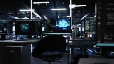 Veri merkezindeki monitörler yapay zeka yazılım arayüzü altyapı sağlığını gösteriyor. Bilgisayarlardaki görsel programlama sistemleri sunucu merkezindeki arızaları tanımlamaya yardımcı oluyor