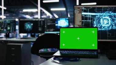 Veri merkezindeki yapay zeka eğitim iş akışlarını ve sistemlerin otomasyonunu destekleyen model defteri kapat. Sunucu odasındaki izole ekran laptopu, donanım işleme derin öğrenme veri tabanlarını izliyor