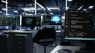 Veri merkezindeki yapay zeka geliştirme istasyonlarında makine öğrenme kodlarını gösteren monitörler var. Sinir ağı yapılarının algoritma performansını izlemek için kullanılan sunucu çiftliği bilgisayarları