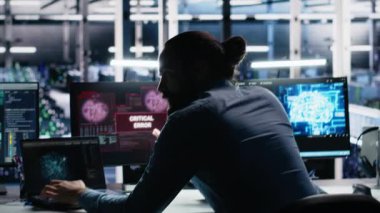 Veri merkezi programcısı masaları parçalıyor, yapay zeka teknolojisi kullanırken arıza yapan ekipmanlardan rahatsız. Mad sunucu merkezi bilişim uzmanı yapay zeka yazılımının arızalanmasından rahatsız oldu, kamera A