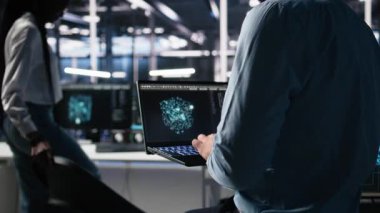 Veri merkezi programcısı, AI LLM sohbet robotunu kullanarak sinirsel ağı izlemek için dizüstü bilgisayar kullanıyor. Sunucuların makine öğrenmesini denetlemek için bilgisayardaki yapay zekayı kullanan işçiler, kamera A