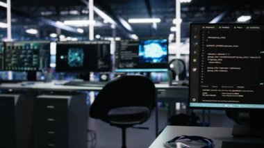 Veri merkezindeki bilgisayarlar yapay zeka eğitim iş akışlarını ve otomatik altyapı sistemlerini destekliyor. Yüksek teknolojili tesisteki bilgisayar ekranları sunucuların donanım işleme makinesi öğrenme verilerini izliyor