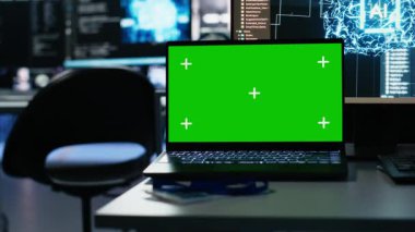 Veri merkezindeki yapay zeka eğitim iş akışlarını ve sistemlerin otomasyonunu destekleyen model defteri kapat. Sunucu odasındaki izole ekran laptopu, donanım işleme derin öğrenme veri tabanlarını izliyor
