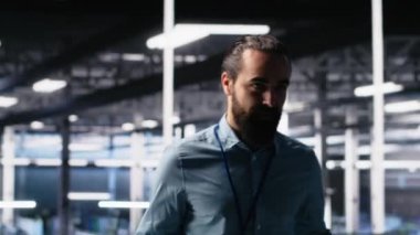 Veri merkezi sistem yöneticisi süper bilgisayar donanımı ve yapay zeka teknolojisi sergiliyor, sunum turu çekiyor. Sunucu odası bilişim uzmanı sunar yapay zeka sinirsel ağlar teknolojisi, kamera A