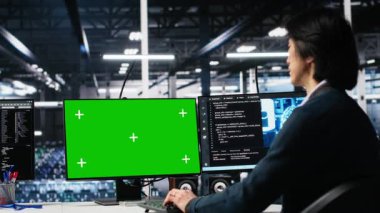 Veri merkezi kodlama teknisyeni yeşil ekran PC 'de üretici yapay zeka yardımı yapıyor. Yapay zeka konusunda uzman. Model bilgisayarda görevleri çözmesi için büyük dil modeli. Kamera A.