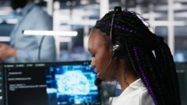 Veri Merkezi yazılım geliştiricisi kullanıcı teknik desteği sağlamak için yapay zeka asistanı kullanıyor. Sunucu çiftliği bilişim uzmanı geniş dilli sohbet robotu kamera A 'nın yardımıyla canlı destek çağrılarını yönetiyor.