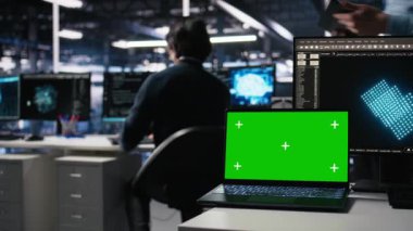 Sunucu odasındaki sunucu laptopunu kapat. İşçi yapay zekayı tanıları gözden geçirmek için kullanıyor. Veri merkezindeki yönetici, izole ekran defterindeki yapay zeka kullanarak performans verilerini analiz ediyor. Kamera A