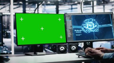 Veri merkezi mühendisi yeşil ekranda nöral ağ yazılım geliştirme üzerinde çalışıyor. Sunucu odası bilişim uzmanı. Model bilgisayar, kamera A kullanarak makine öğrenme teknolojisi uyguluyor.