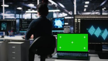 Krom anahtar dizüstü bilgisayarda üretici yapay zeka yardımıyla veri merkezi kodlaması mühendisi. Bilgisayar bilimcisi yapay zekayı kaldırıyor büyük dil modeli izole ekran defteri, kamera A