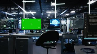 Makine öğrenme kodunu gösteren yeşil ekran monitörlü veri merkezindeki yapay zeka geliştirme çalışma istasyonları. Sinirsel ağ yapılarının algoritma performansını izlemek için kullanılan sunucu merkezi modelleme bilgisayarları