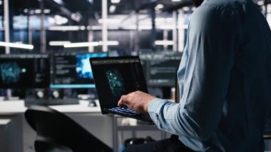 Bilgisayardaki üretici yapay zeka yardımıyla veri merkezi kodlamasında geliştiriciyi kapat. Yapay zekaya sahip bilişim uzmanı görevleri çözmek için not defterine büyük dil modeli yüklüyor, kamera A