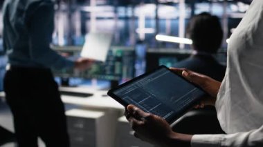 Otomasyon betikleri için kodları gözden geçirmek için tablet kullanan veri merkezi yazılım geliştiricisini kapat. Aygıt kullanan sunucu merkezi bilişim uzmanı hata ayıklama işlemleri için izleme kayıtları, kamera A