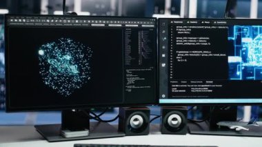 Veri merkezi bilgisayarları sinirsel ağ görselleştirmesini ve hata ayıklama araçlarını gösteriyor. Sunucu odasındaki bilgisayar sistemleri makine öğrenme ve otomatik araştırma görevlerinde