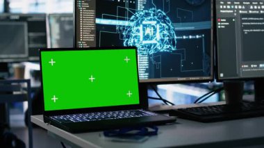 Veri merkezinde kod ayıklama teknolojisi kullanarak sinirsel ağ görselleştirmesi yapan bir dizüstü bilgisayarı kapat. Sunucu odasındaki izole ekran defteri derin öğrenme ve otomatik araştırma görevlerine güç veriyor