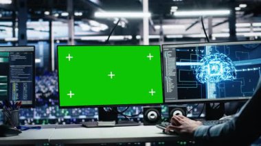 Veri merkezi mühendisi veri tabanlarını analiz etmek için yeşil ekranda makine öğrenme algoritmaları kullanıyor. Veri kalıplarını tanımak için yapay zeka sinirsel ağlarını kullanan sunucu tarım işçisi, kamera A