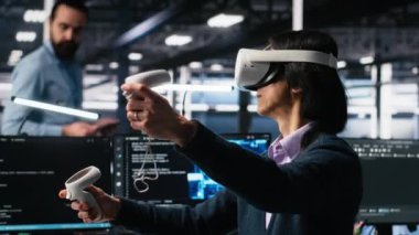 VR gözlüklerini veri merkezinde kullanan programcı, üretici yapay zeka yardımıyla kodluyor. Sanal gerçeklik kullanan bir bilişim uzmanı, yapay zeka büyük dil modelini görevleri çözmesi için kullanıyor, kamera A