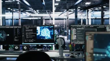 Veri merkezindeki yapay zeka geliştirme istasyonlarında makine öğrenme kodlarını gösteren monitörler var. Sinir ağı yapılarının algoritma performansını izlemek için kullanılan sunucu çiftliği bilgisayarları