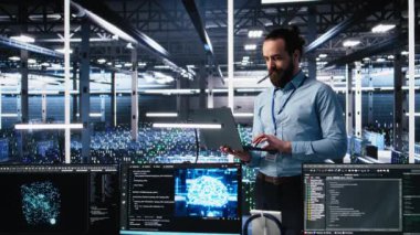 Veri merkezi teknisyeni sinir ağı AI LLM görüntülemesini izlemek için dizüstü bilgisayar kullanıyor. Bilgi teknolojisi uzmanı sunucuları kontrol etmek için bilgisayar kullanıyor. Makine öğrenme süreçleri, kamera A.