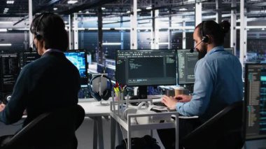 Veri merkezindeki mühendis kulaklık takıyor. Kullanıcılara yapay zeka ile yardımcı oluyor. Sunucu odası çalışanı otomatik yanıt sistemleri ve kamera A kullanarak destek biletlerini yönetiyor.