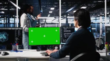 Veri merkezi teknisyeni veri tabanlarını analiz etmek için izole ekran bilgisayarında makine öğrenme algoritmaları kullanır. Sunucu merkezi çalışanı, krom anahtar bilgisayarda AI nöro ağları kullanarak veri kalıplarını tanır, kamera A