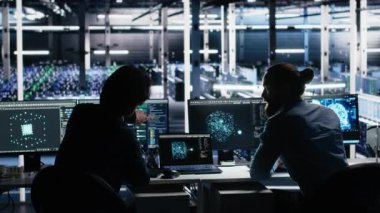 Veri merkezinde kıdemli programcı ve iş arkadaşı üretici yapay zeka yardımıyla kodlama yapıyor. Yapay zekaya baskı yapan takım arkadaşları görevleri çözmek için büyük dil modeli, kamera A