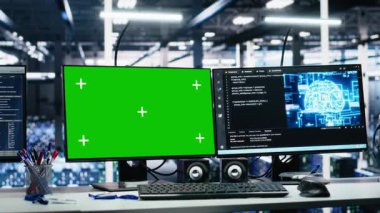 Veri merkezi yeşil ekran bilgisayarları sinirsel ağ görselleştirmesini ve kod ayıklama yazılımını gösteriyor. Sunucu odasındaki Chroma anahtar bilgisayarları makine öğrenme ve otomatik araştırma görevleri