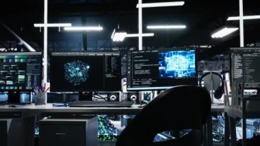 Sunucu odası PC, yapay zeka operasyonları için büyük ölçekli makine öğrenme verilerini takip eden ana bilgisayarları görüntülüyor. Yapay zeka modelinin geliştirilmesinde kullanılan izleme donanımını bilgisayar görüntüler